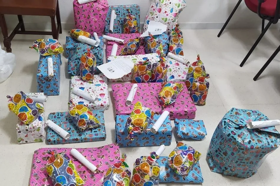 Foto 3 - Los ni&ntilde;os de Valderrodrigo reciben los regalos de los Reyes Magos  