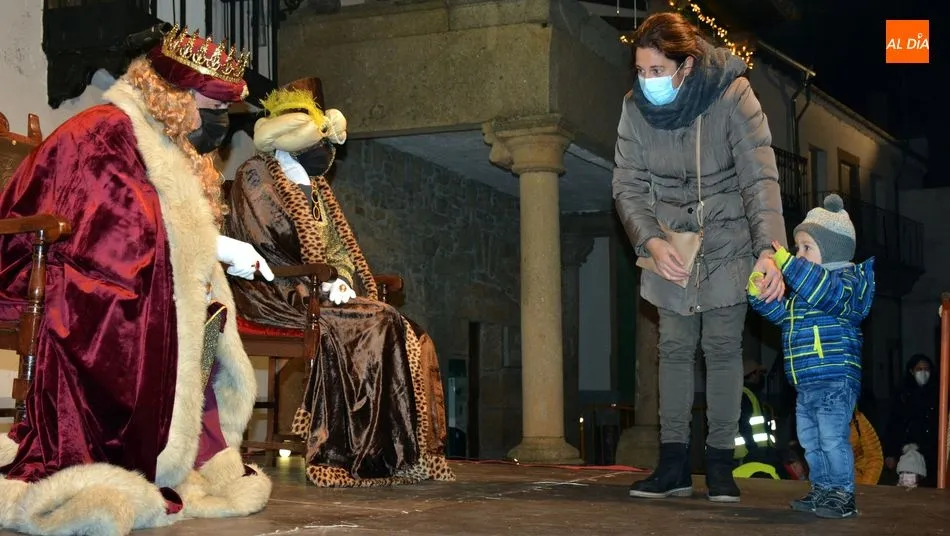 Foto 11 - Lumbrales recibe con fuegos artificiales a Los Reyes Magos