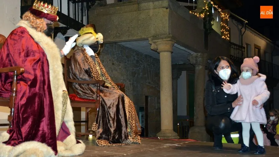 Foto 9 - Lumbrales recibe con fuegos artificiales a Los Reyes Magos