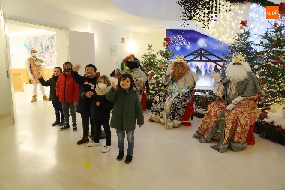 Los niños de Santa Marta, con los Reyes Magos. Fotos: Lydia González