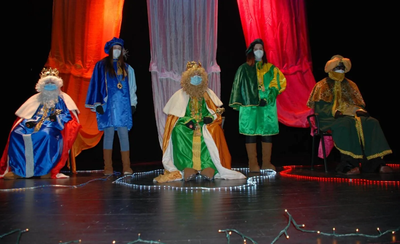 Los vecinos de Sancti-Spíritus pasan por el Multiusos a saludar a los Magos  