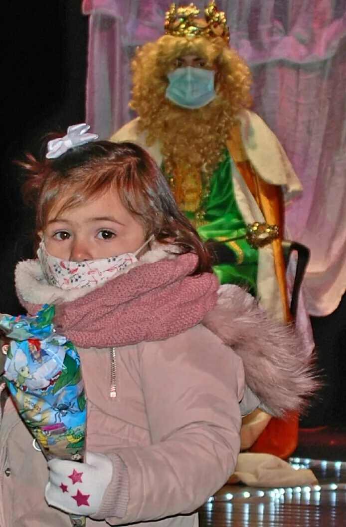 Foto 2 - Los vecinos de Sancti-Sp&iacute;ritus pasan por el Multiusos a saludar a los Magos  