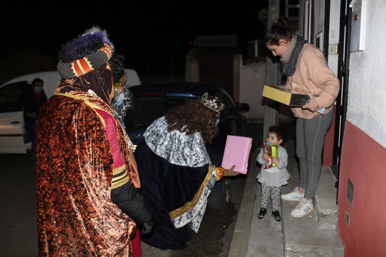 Los Reyes Magos endulzan a los vecinos de Valdelosa