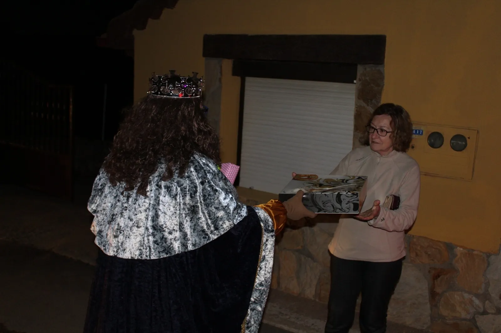 Foto 10 - Los Reyes Magos endulzan a los vecinos de Valdelosa