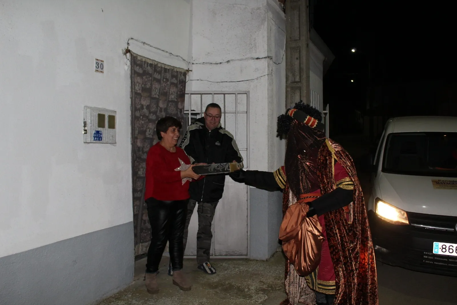 Foto 9 - Los Reyes Magos endulzan a los vecinos de Valdelosa