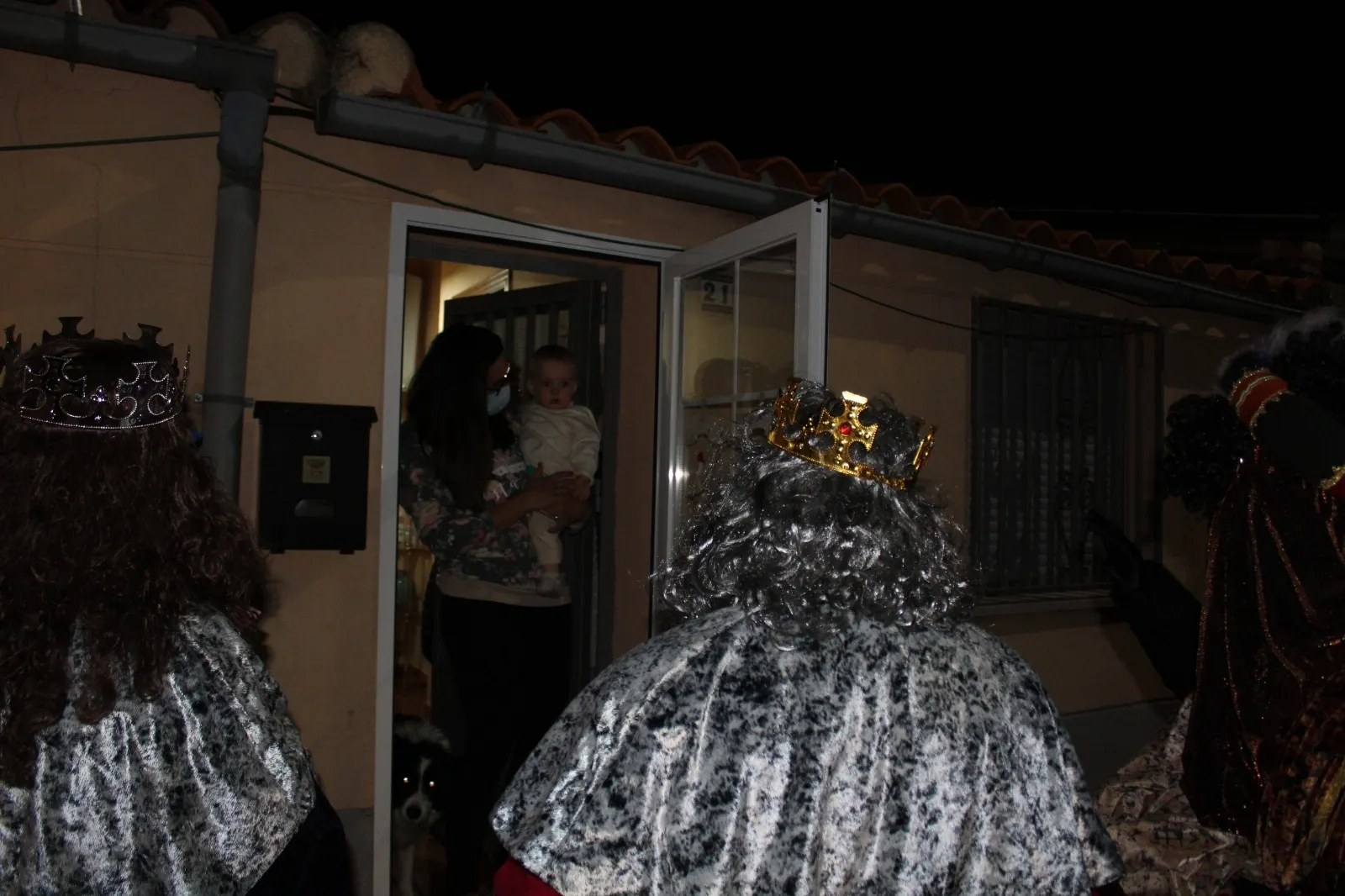 Foto 8 - Los Reyes Magos endulzan a los vecinos de Valdelosa