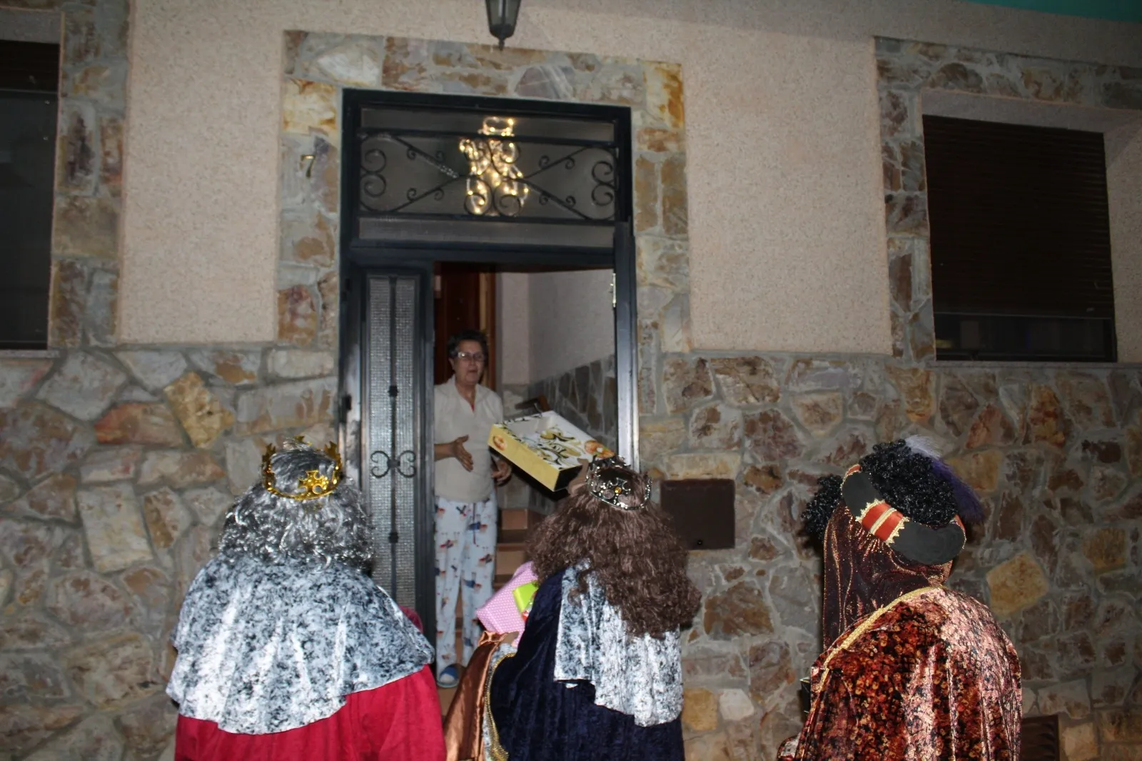 Foto 7 - Los Reyes Magos endulzan a los vecinos de Valdelosa