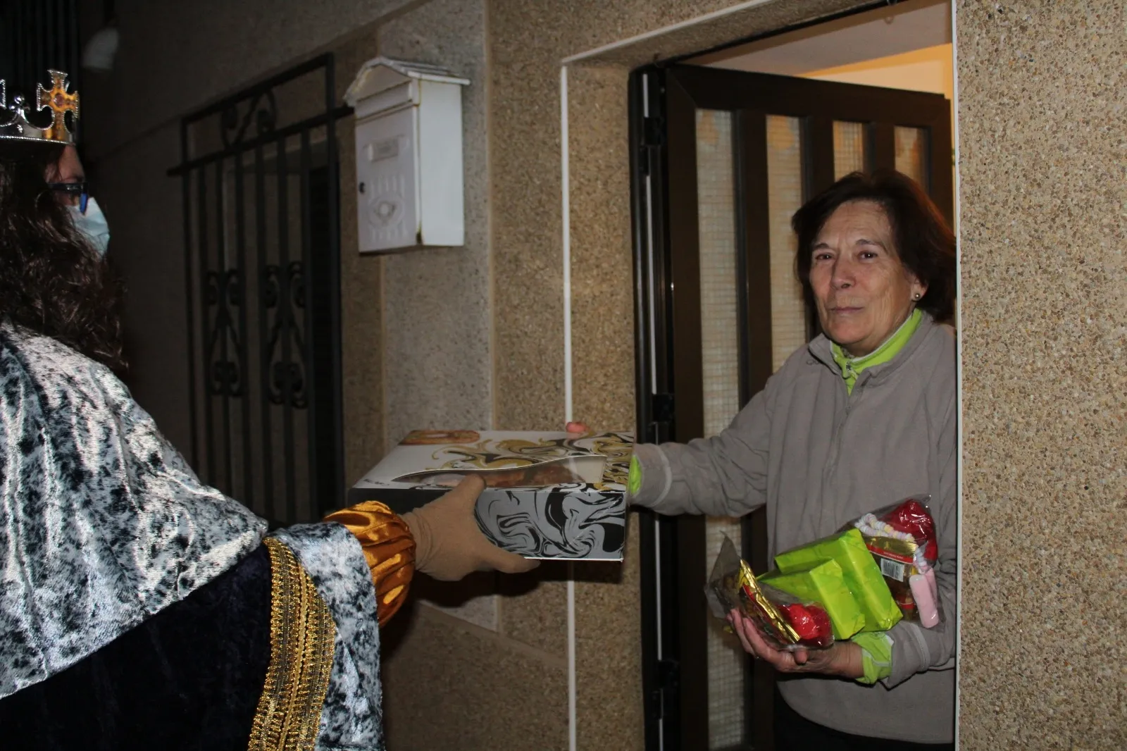 Foto 5 - Los Reyes Magos endulzan a los vecinos de Valdelosa