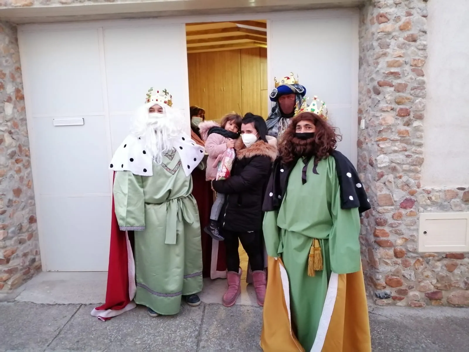 Foto 4 - Mensajes de esperanza e ilusi&oacute;n para recibir a los Reyes Magos en Macotera