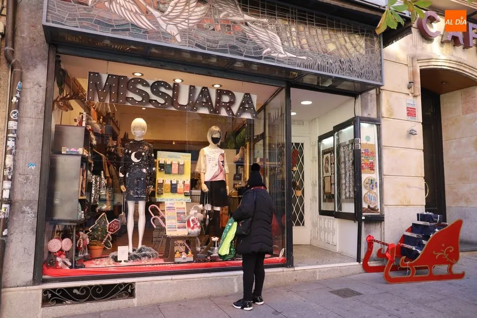 Los comerciantes salmantinos ya están listos para las rebajas a partir de mañana, 7 de enero - fotos: Lydia González