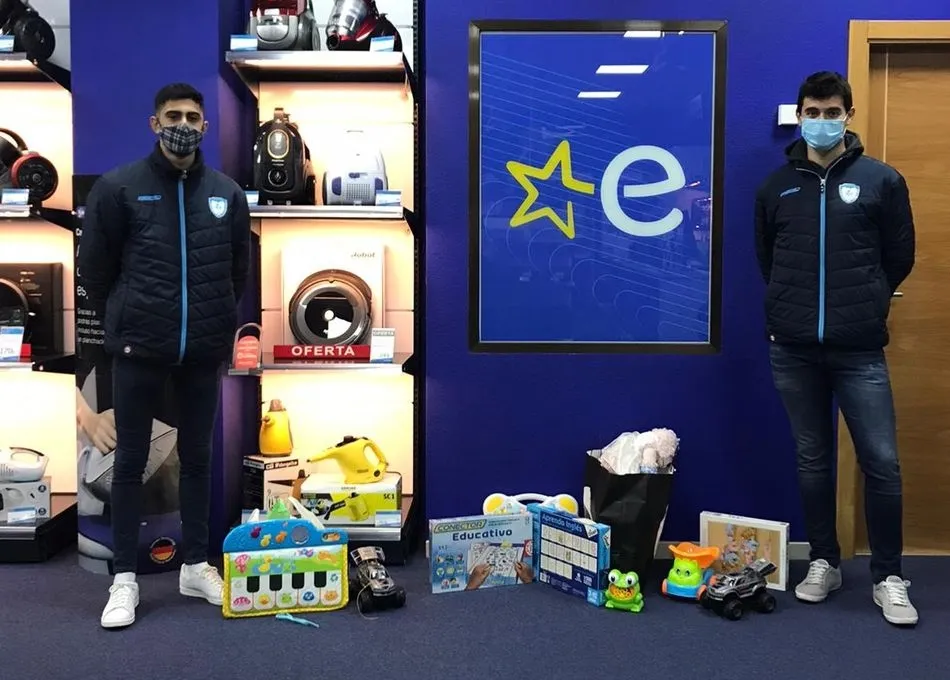 Foto 3 - YMCA entrega los juguetes de Reyes a los ni&ntilde;os de sus programas sociales