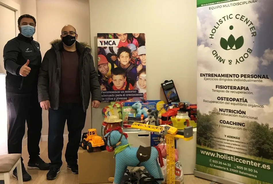 Foto 2 - YMCA entrega los juguetes de Reyes a los ni&ntilde;os de sus programas sociales
