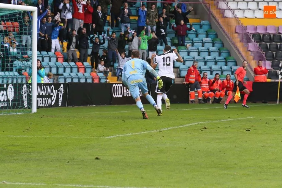 Manu Molina celebra su gol a lo panenka contra Las Palmas B