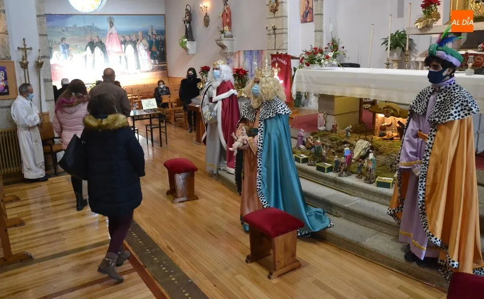 Foto 6 - Los Reyes Magos adoran al Ni&ntilde;o Jes&uacute;s en San Crist&oacute;bal antes de marcharse de Mir&oacute;briga  