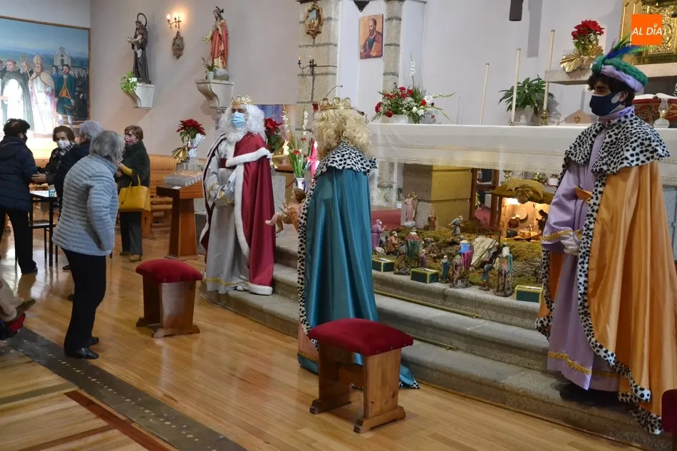 Foto 2 - Los Reyes Magos adoran al Ni&ntilde;o Jes&uacute;s en San Crist&oacute;bal antes de marcharse de Mir&oacute;briga  