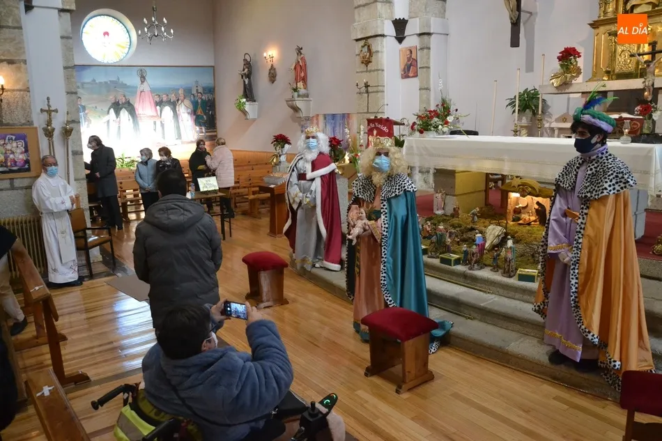Foto 3 - Los Reyes Magos adoran al Ni&ntilde;o Jes&uacute;s en San Crist&oacute;bal antes de marcharse de Mir&oacute;briga  