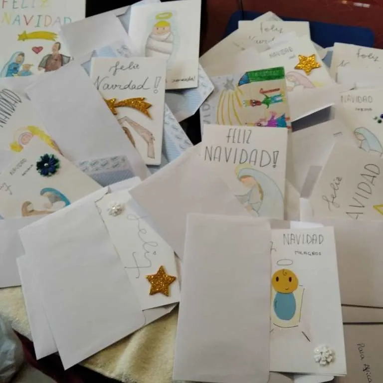 Foto 7 - Los ni&ntilde;os de San Andr&eacute;s felicitan la Navidad a los mayores del barrio que viven solos  