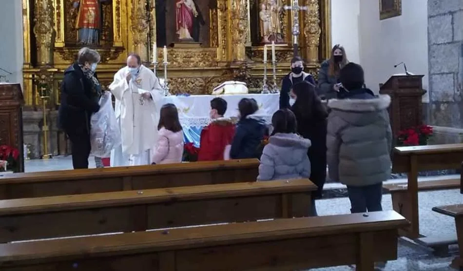 Foto 4 - Los ni&ntilde;os de San Andr&eacute;s felicitan la Navidad a los mayores del barrio que viven solos  