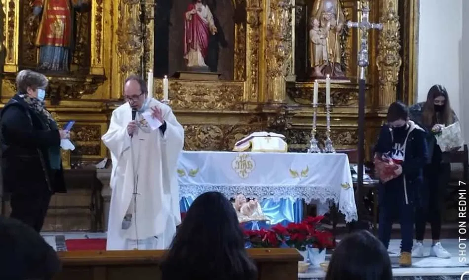 Foto 6 - Los ni&ntilde;os de San Andr&eacute;s felicitan la Navidad a los mayores del barrio que viven solos  