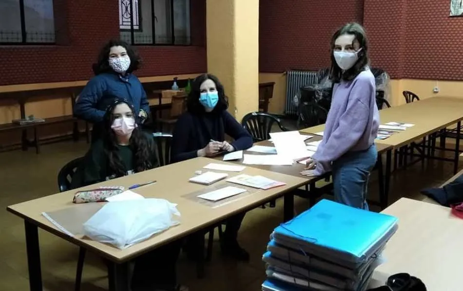 Los niños de San Andrés felicitan la Navidad a los mayores del barrio que viven solos  