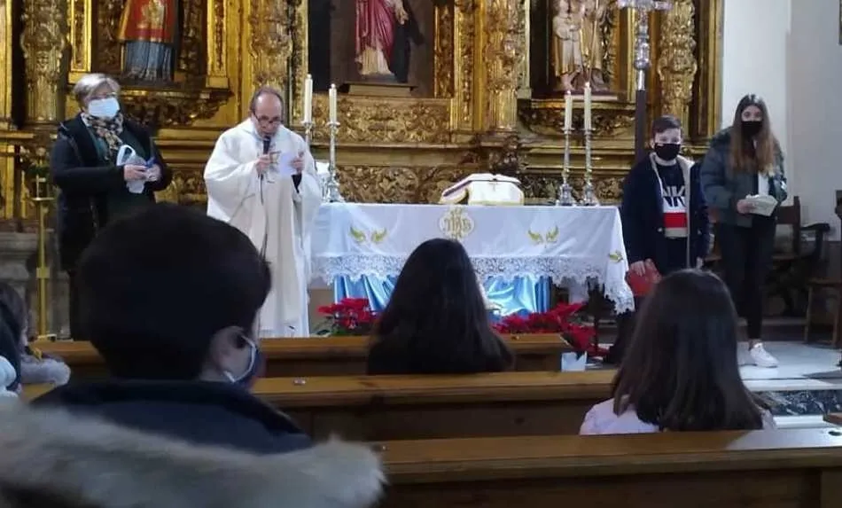 Foto 8 - Los ni&ntilde;os de San Andr&eacute;s felicitan la Navidad a los mayores del barrio que viven solos  