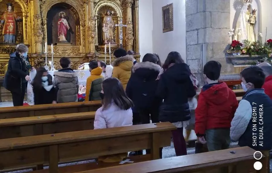 Foto 5 - Los ni&ntilde;os de San Andr&eacute;s felicitan la Navidad a los mayores del barrio que viven solos  