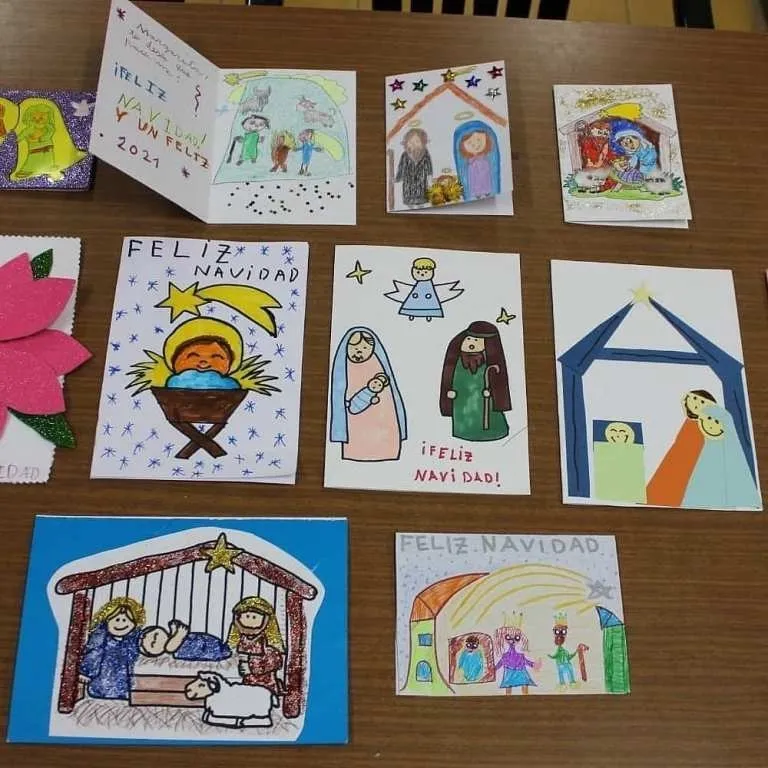 Foto 2 - Los ni&ntilde;os de San Andr&eacute;s felicitan la Navidad a los mayores del barrio que viven solos  