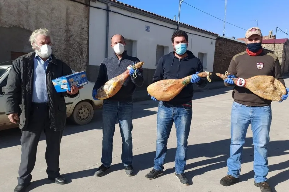 Foto 7 - A los vecinos de Valsalabroso y Las Uces les llegan los Reyes con un jam&oacute;n bajo el brazo  