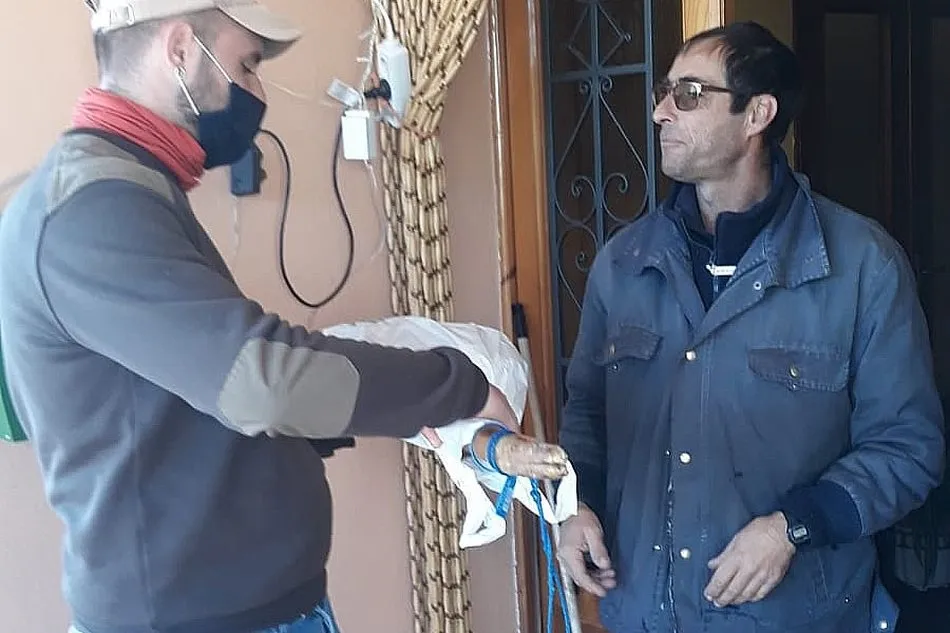 Foto 6 - A los vecinos de Valsalabroso y Las Uces les llegan los Reyes con un jam&oacute;n bajo el brazo  