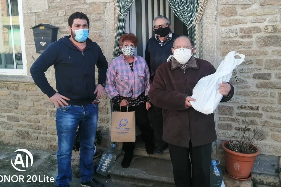 Foto 3 - A los vecinos de Valsalabroso y Las Uces les llegan los Reyes con un jam&oacute;n bajo el brazo  