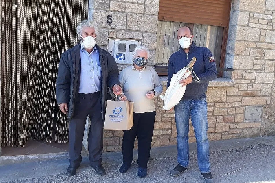 Foto 2 - A los vecinos de Valsalabroso y Las Uces les llegan los Reyes con un jam&oacute;n bajo el brazo  