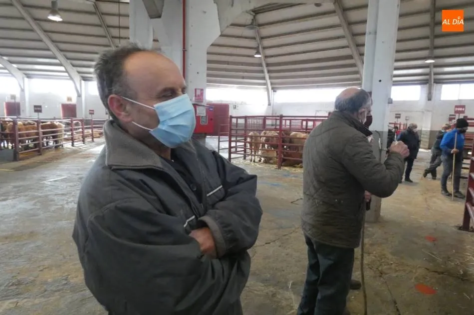 El ganadero Epi Gavilán en el mercado de Salamanca. | Jorge Holguera