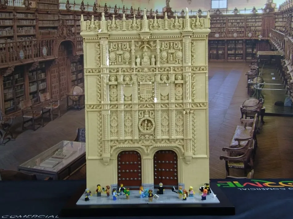 Foto 2 - Original r&eacute;plica con piezas Lego de Fachada Rica de la Universidad de Salamanca