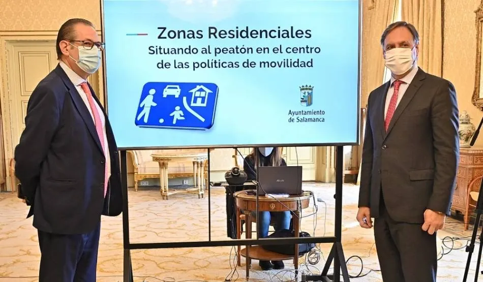 El alcalde de Salamanca, Carlos García Carbayo, a la derecha, en la presentación de estos cambios en la regulación del tráfico de la ciudad