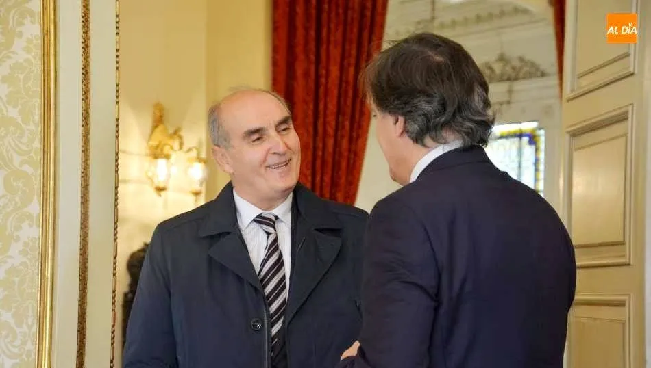 El Procurador del Común de Castilla y León, Tomás Quintana, en el Ayuntamiento, junto al alcalde, Carlos García Carbayo. Foto de  Lydia González