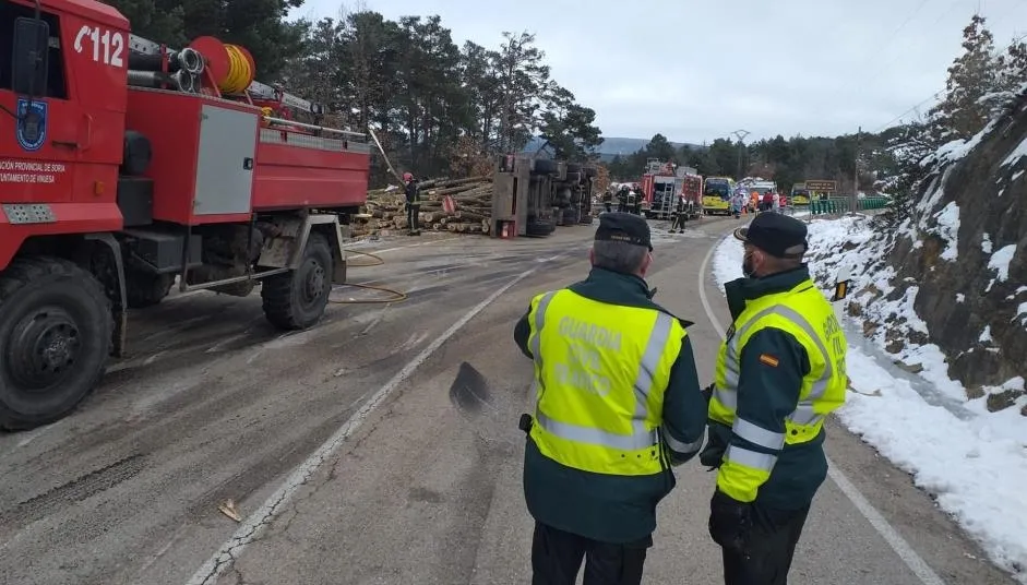Accidente entre un camión y un turismo en Abejar (Soria). - DELEGACIÓN DEL GOBIERNO