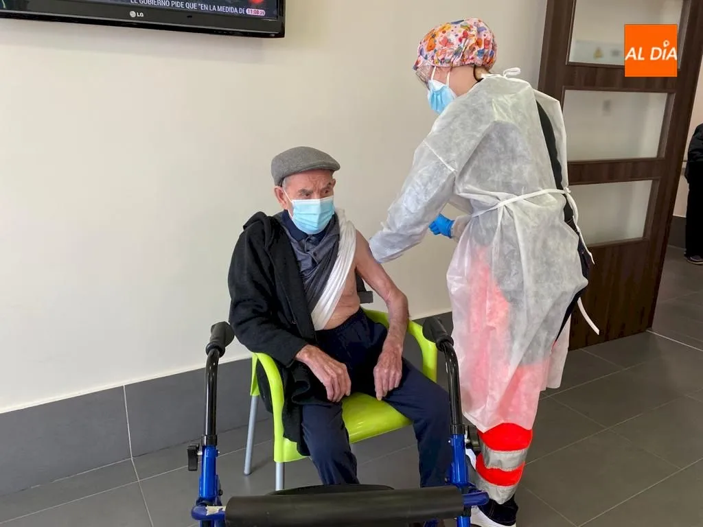 Santiago Peral ha sido el primer vacunado de la residencia San Antonio de Padua