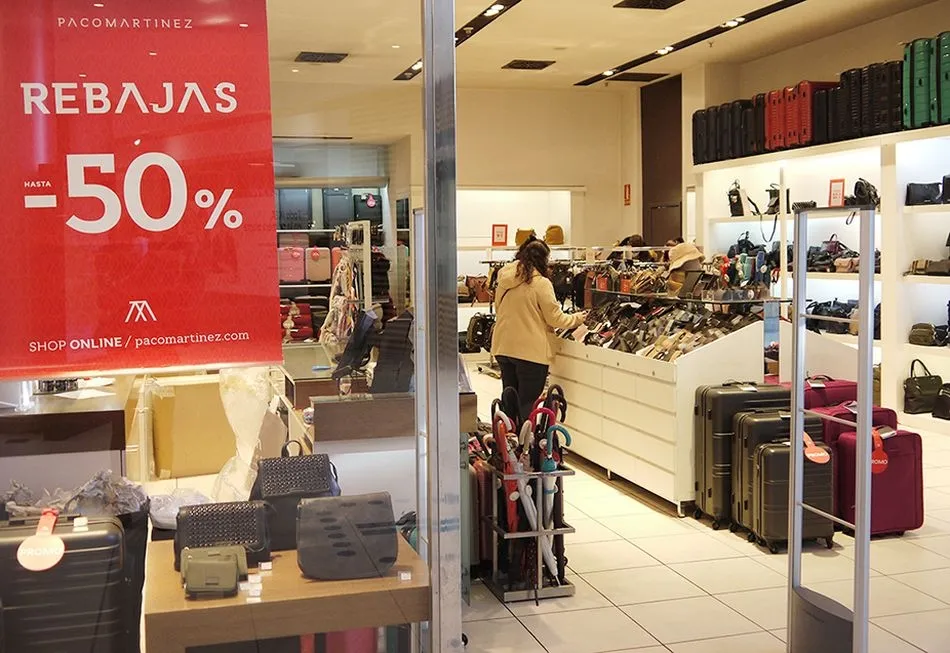 Foto 3 - Primer d&iacute;a de la campa&ntilde;a de rebajas en el Centro Comercial El Tormes&nbsp;