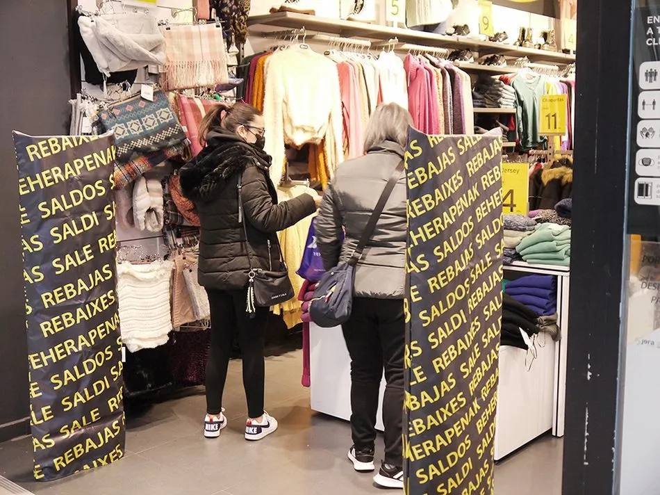 Foto 2 - Primer d&iacute;a de la campa&ntilde;a de rebajas en el Centro Comercial El Tormes&nbsp;