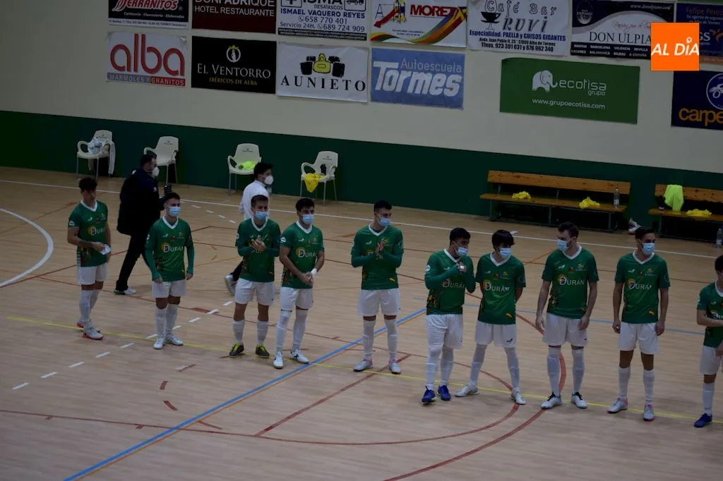Jugadores del Piensos Durán Albense saltan al campo antes de un partido / Pedro Zaballos