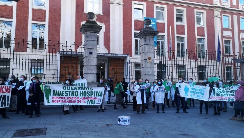 Entrega de firmas en la Consejería de Sanidad