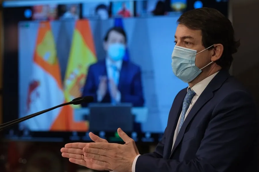 Alfonso Fernández Mañueco, presidente de Castilla y León, en la rueda de prensa en la que se anunciaban estas medidas
