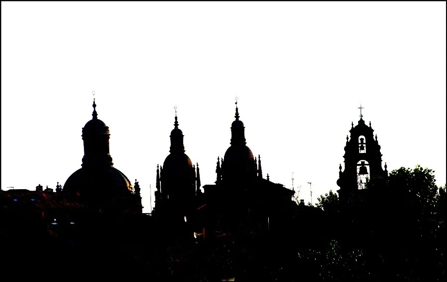 Quiere Amador Martín, afilado el objetivo de su cámara, recorrer la silueta amada de una ciudad que es mujer y es cuerpo adornado de torres