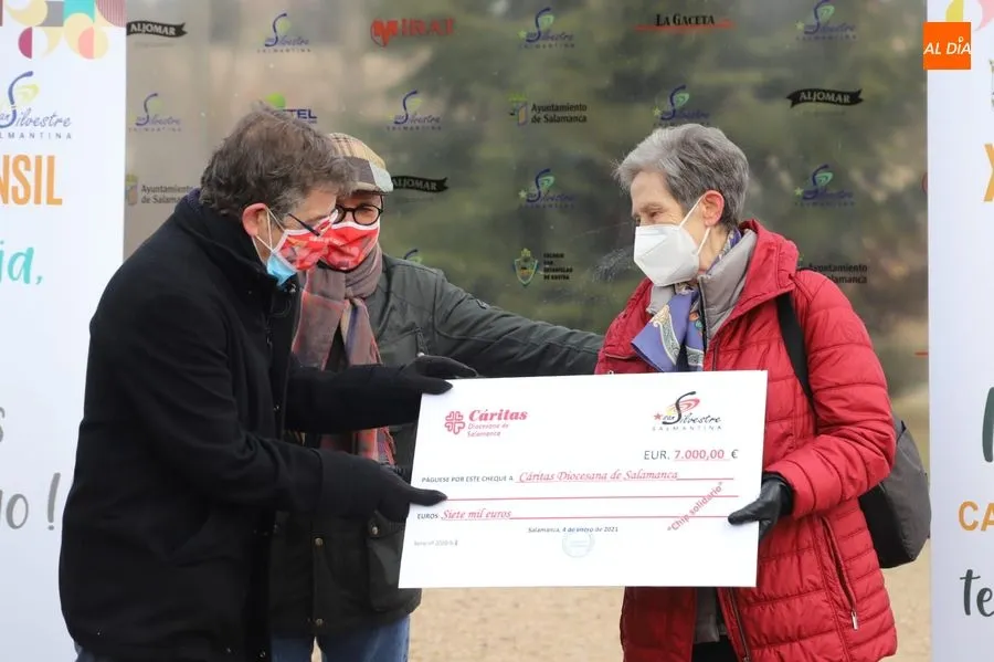 Foto 6 - El Chip Solidario de la San Silvestre Salmantina permite donar 14.000 euros a C&aacute;ritas y Cruz Roja
