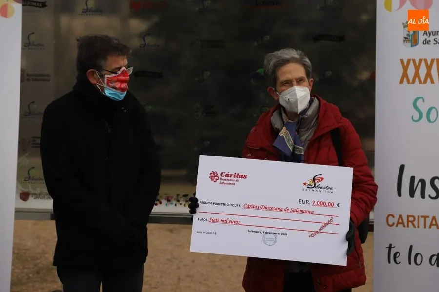Foto 5 - El Chip Solidario de la San Silvestre Salmantina permite donar 14.000 euros a C&aacute;ritas y Cruz Roja