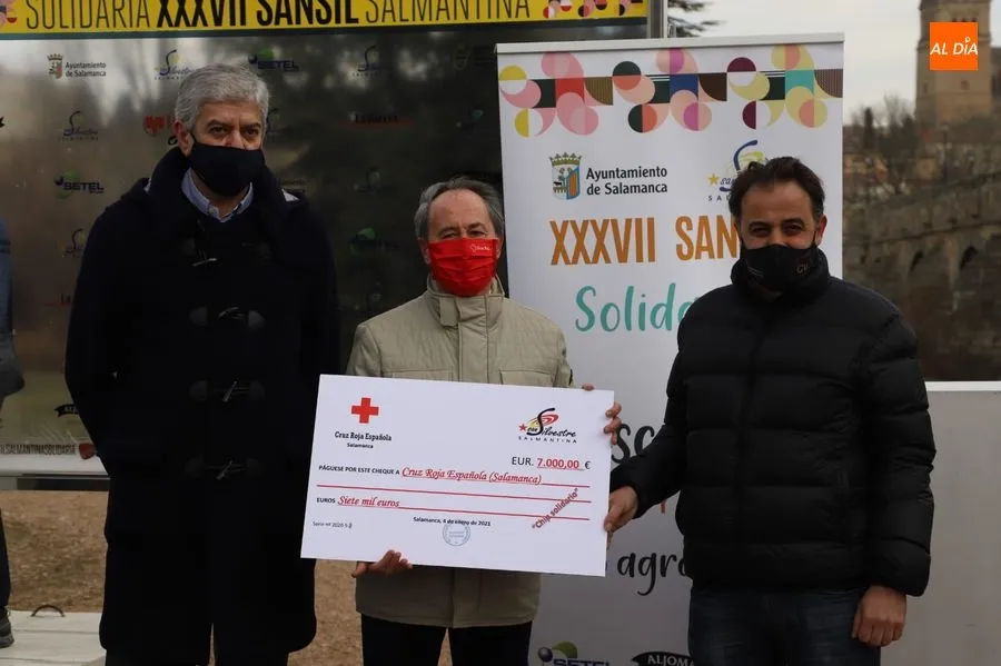 Foto 2 - El Chip Solidario de la San Silvestre Salmantina permite donar 14.000 euros a C&aacute;ritas y Cruz Roja