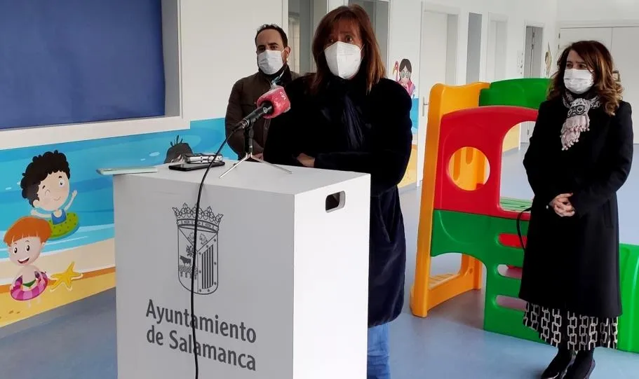 La edil María José Fresnadillo atiende a los medios en las nuevas dependencias para la escuela infantil de Pizarrales. Foto EP