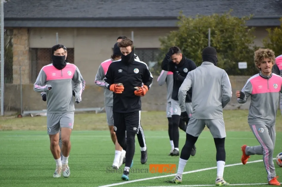 Foto 11 - Goles en el entrenamiento del Salamanca UDS para entrar en calor ante las heladas