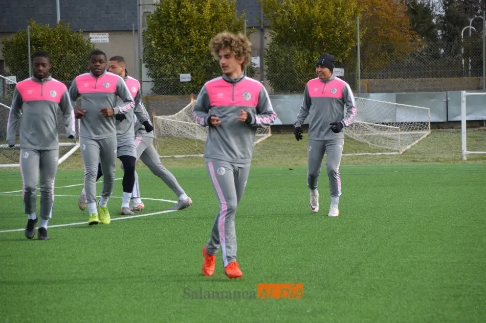 Foto 7 - Goles en el entrenamiento del Salamanca UDS para entrar en calor ante las heladas