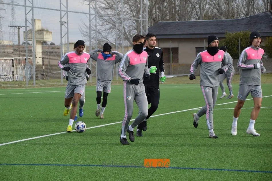 Foto 5 - Goles en el entrenamiento del Salamanca UDS para entrar en calor ante las heladas